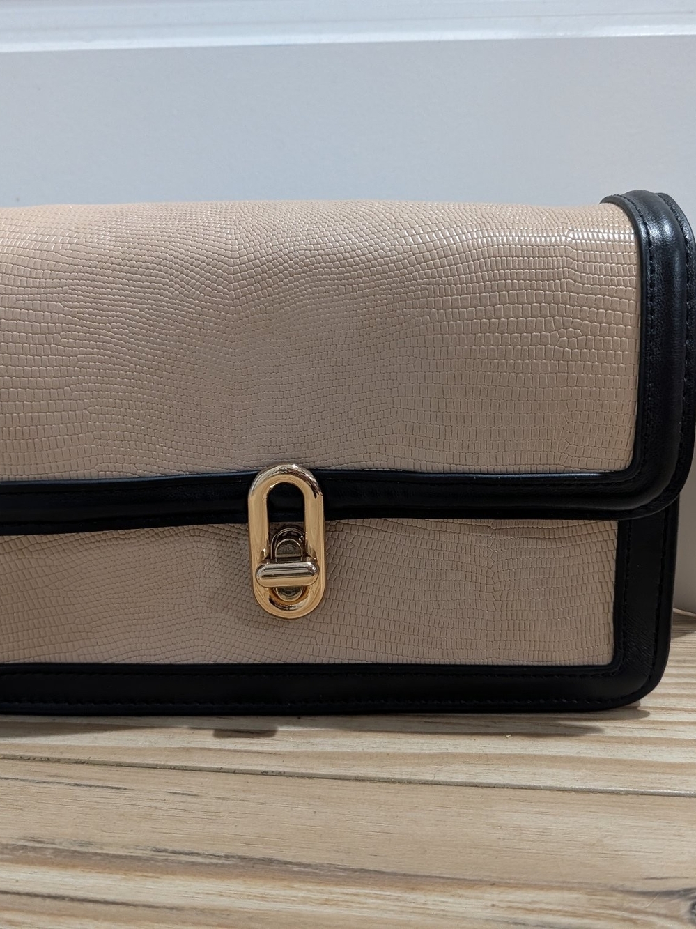 NWT Jules Kae Mia Crossbody Bag Beige Black Gold Vegan Leather - Picture 8 of 8